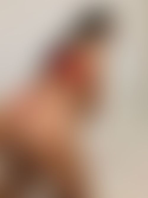 Imagem 1 de 1 - Tinha acabado de chegar em casa, depois do treino, quando o segurança do prédio pediu meu contato e disse que estava louco por mim!
Eu simplesmente não podia resistir a quele moreno alto que tava toda hora me observando, eu também já tinha pensado maldade com ele😈 claro do jeito que eu sou!!
Mandei ele subir e quando entramos ele….
foi maravilhoso 🔥🤤 tava com o sangue fervendo e ele aproveitou muito a situação🤭🥵 Pedi pra ele levar uma recordação da nossa foda, e ele me gravou assim:}
