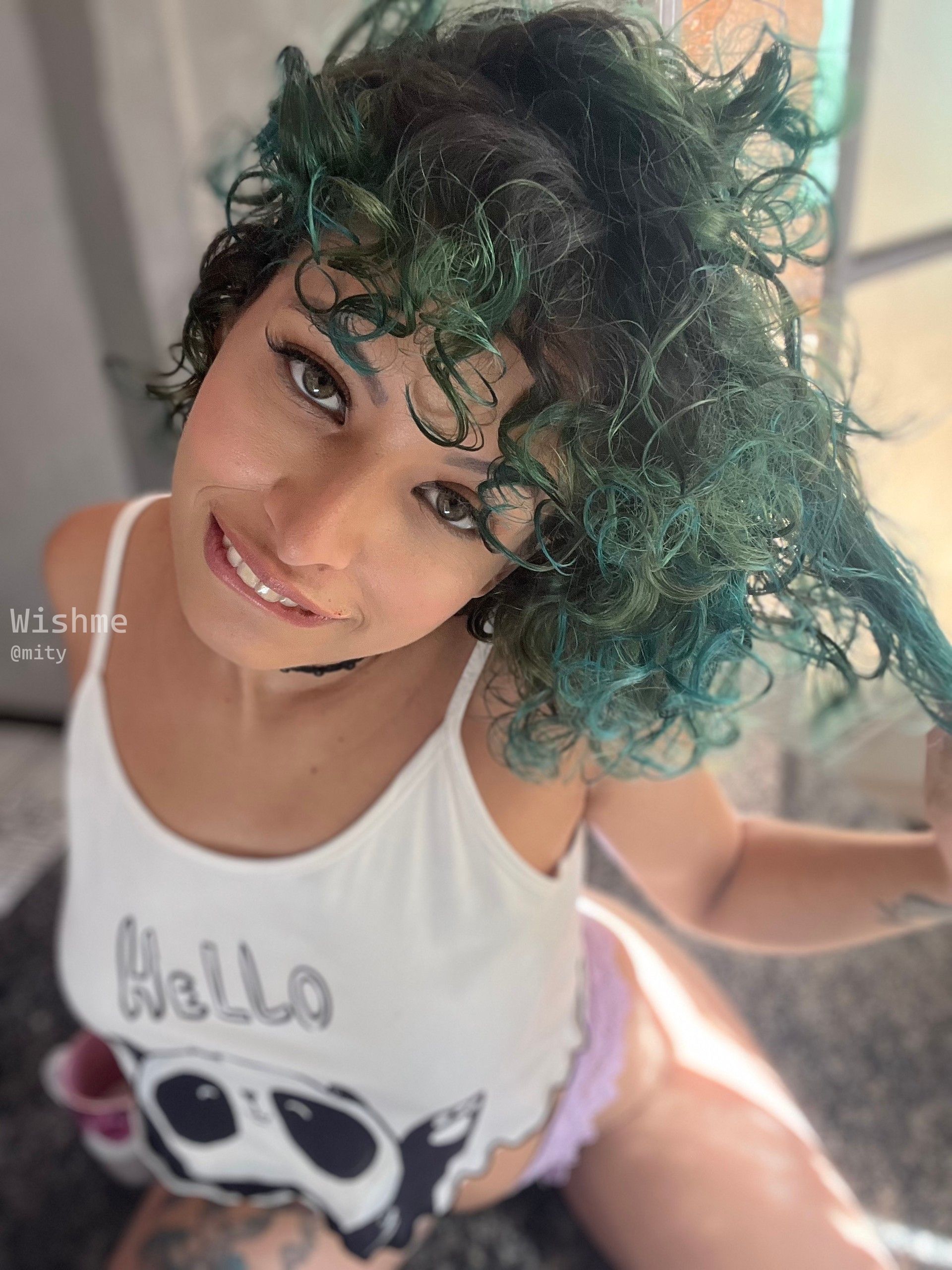 Imagem 1 de 1 - Tá vendo essa carinha de safada?💜 Você acha que vou dizer não pra qualquer coisa que me pedir? Vem gozar muito comigo🍆💦}