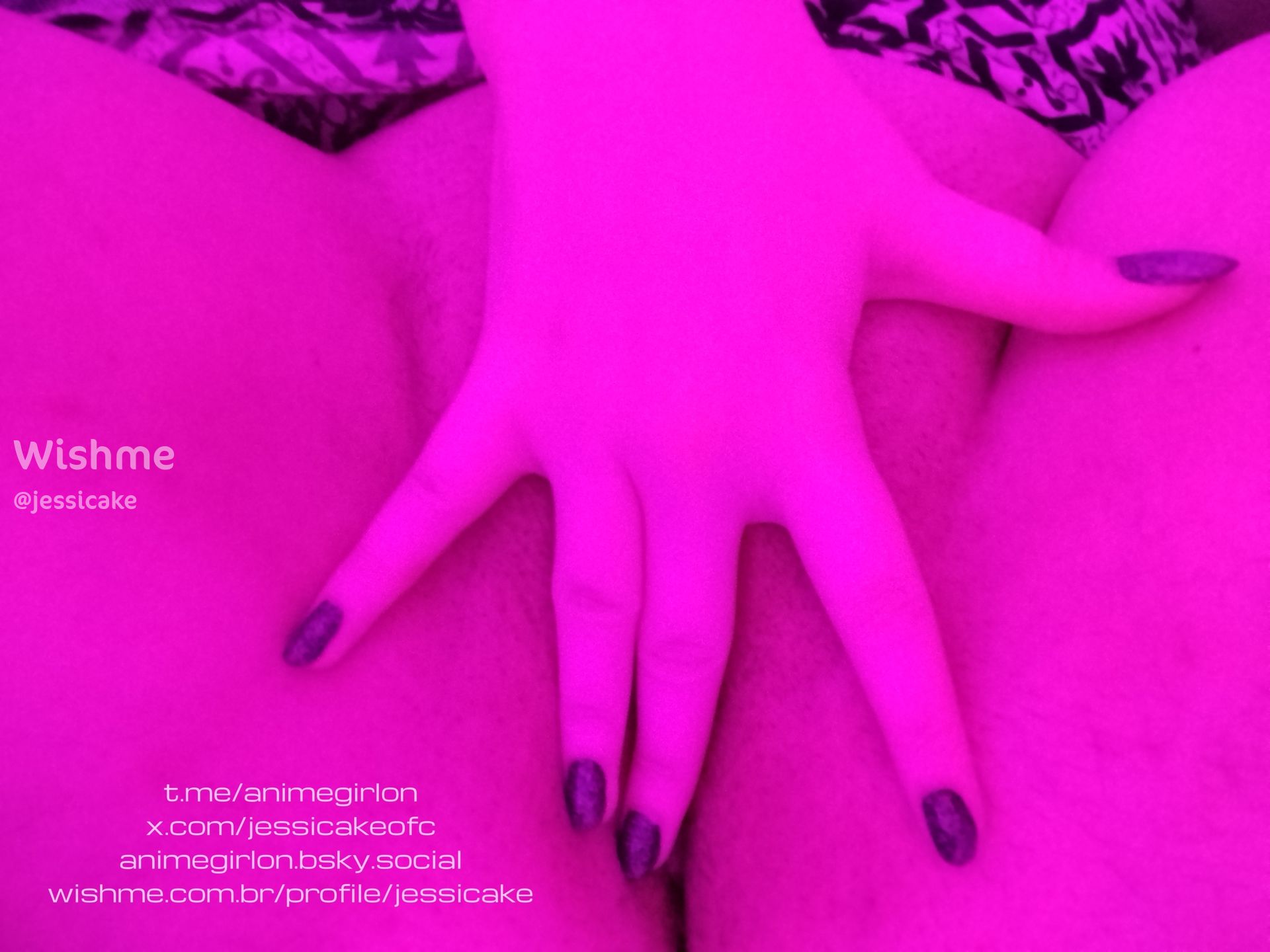 Imagem 1 de 1 - Quer ver a minha bucetinha sem a minha mão na frente, né safado?! 😈 Então vem assinar o meu Wishme, tá esperando o quê? 🤭💦}
