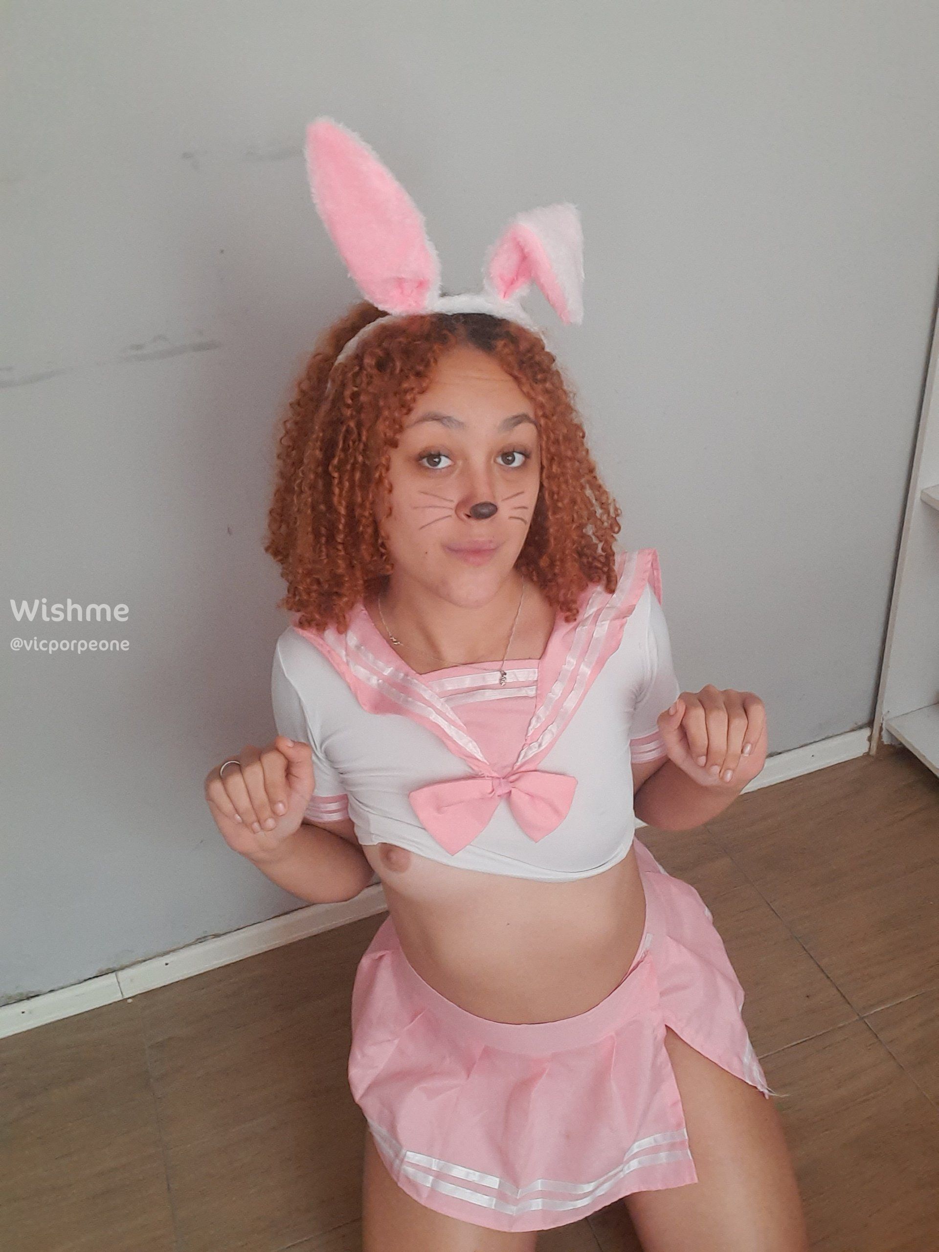Imagem 1 de 1 - Assina e vem me conhecer, hoje está coelhinha vai bricar com a cenoura e também terá food cum para os fetichistas😈 tudo para os VIPS🤤}