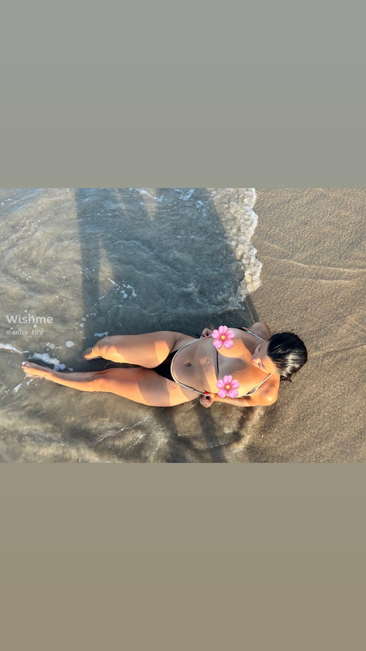 Imagem 1 de 1 - a praia tava bem movimentada hoje, mas meu tesão foi maior e deu nisso🙈 o vídeo já está disponível no feed🎥🔥}
