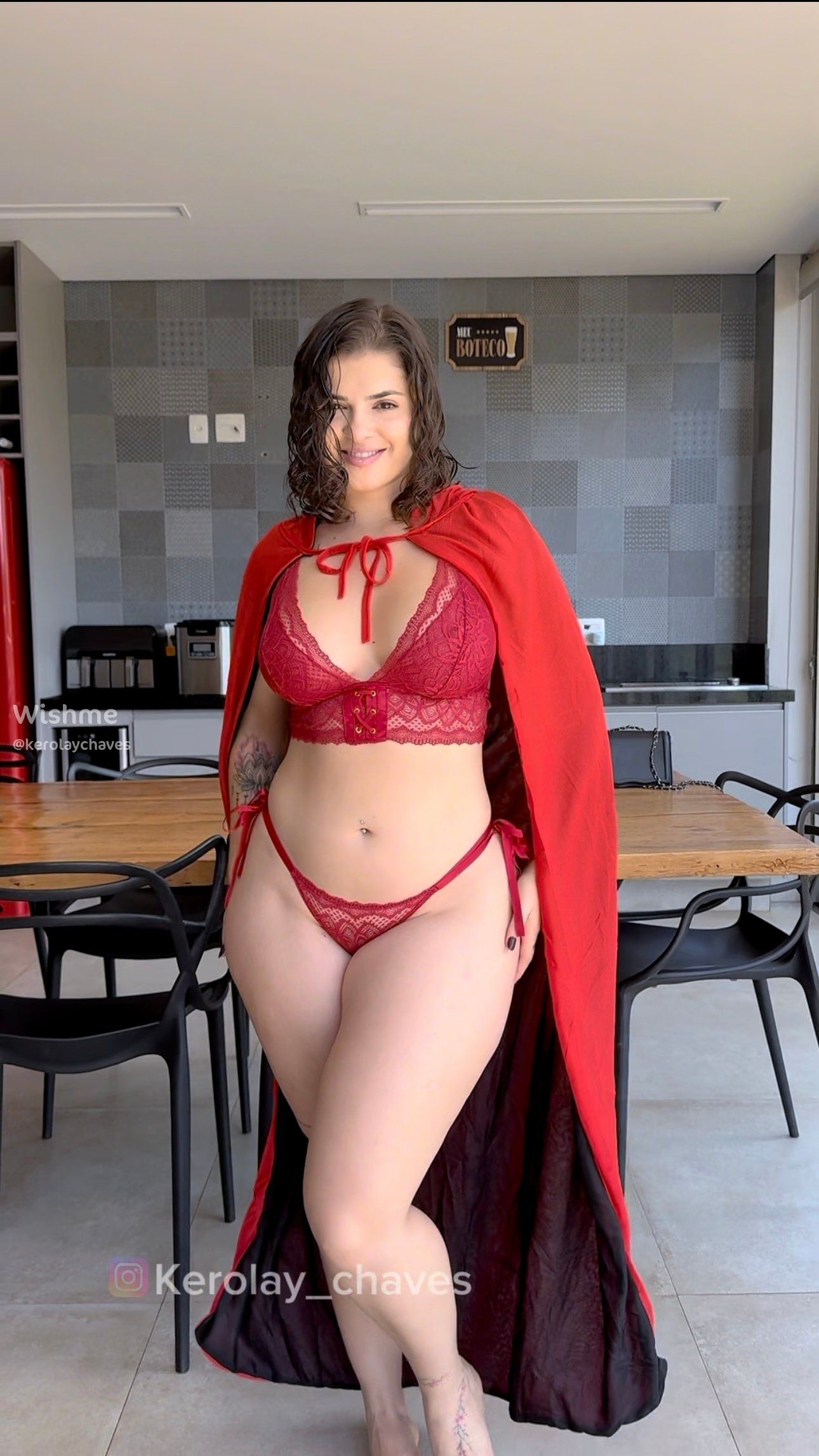 Imagem 2 de 3 - Posso ser sua chapeuzinho, mas você tem que ser malvado cmg dessa vez 😏🥵}