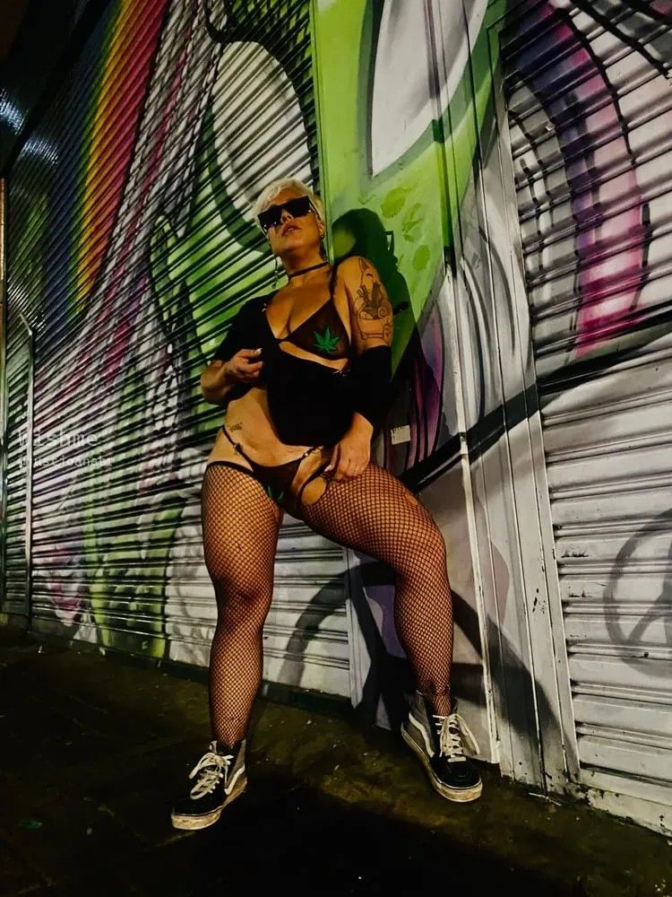 Imagem 9 de 10 - Com um look provocante e poses oudafas, ela chamou a atenção…puxou olhares…despertando interesse…ngm nem sabia ao certo pelo que.
🔥
 Os cliques revelam a confiança e o poder de sedução dessa morena, deixando a galera curiosa sobre o propósito dessas imagens ousadas.
🔥
 Será que estamos diante de uma nova estrela em ascensão ou apenas uma noite de pura diversão? Fiquem atentos para mais detalhes dessa história intrigante!}