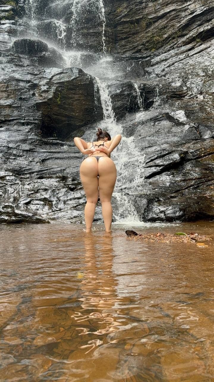 Imagem 2 de 4 - Um pouco do meu dia de ontem pra vocês . Por isso sumi rs, não tinha sinal lá …
E Pra quem não sabe, vim do interior e amo uma natureza, mato, cachoeira, acamalar e por aí vai rs
Sou simples apesar de também gostar do luxo rs}
